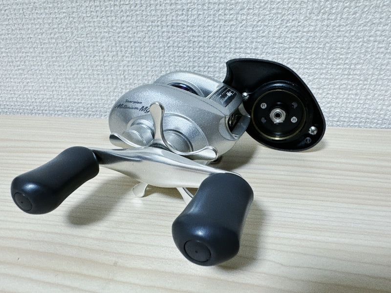 Shimano Baitcasting Reel 00 Scorpion Metanium MG Right handle