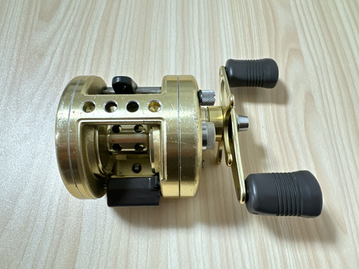 Shimano Baitcasting Reel 95 CALCUTTA 200XT Right 5.0:1 RH380200 Fishin