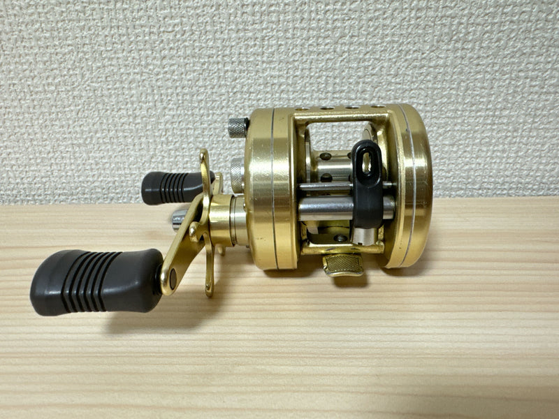 Shimano Baitcasting Reel 95 CALCUTTA 200XT Right 5.0:1 RH380200 Fishin Shimano Baitcasting Reel 95 CALCUTTA 200XT Right 5.0:1 RH380200 Fishin