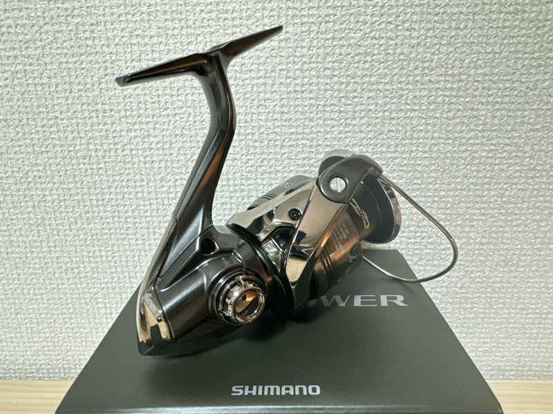 Shimano Spinning Reel 24 TWIN POWER 4000PG Gear Ratio 4.4:1 Fishing Reel IN BOX