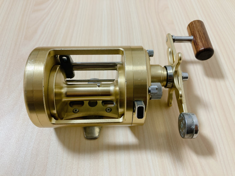 Shimano Baitcasting Reel CALCUTTA 700 Right Gear Ratio 4.7:1 Fishing R