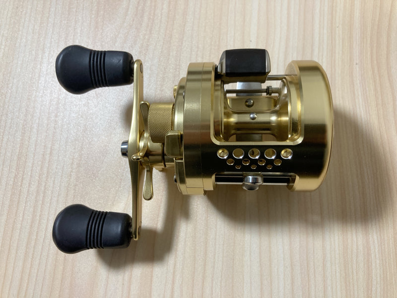 Shimano Baitcasting Reel 01 CALCUTTA CONQUEST 300 RH445301 Right IN BOX