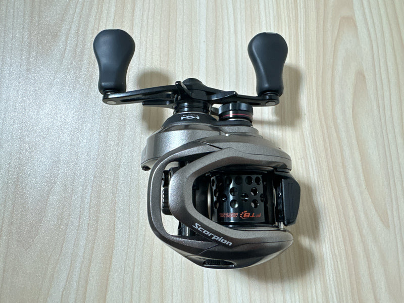 Shimano Baitcasting Reel 17 Scorpion BFS XG Right Gear Ratio 8.2:1 Fishing Reel IN BOX